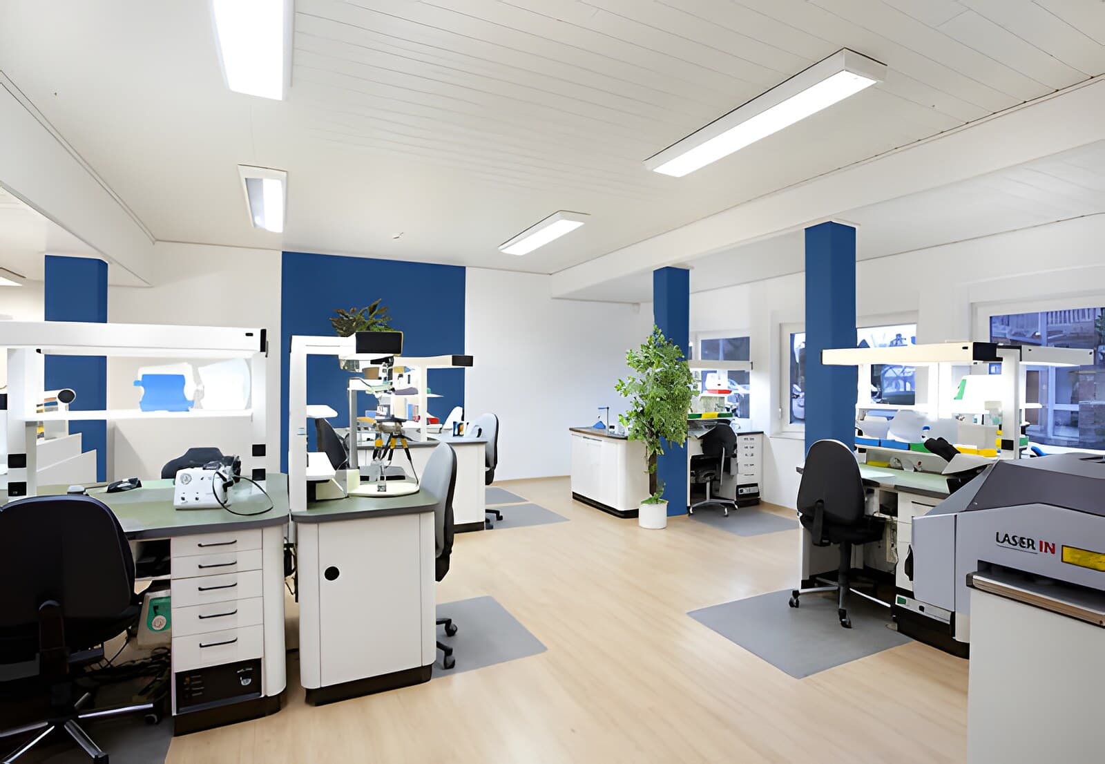 Laborraum mit Arbeitsplätzen